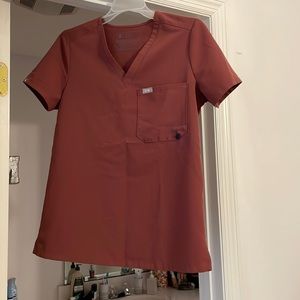 Figs XS Catarina scrub top in color dark Cherry